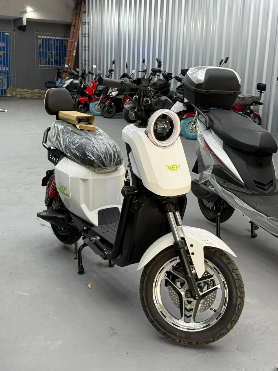 Scooter elétrica branca na loja Golden Motors