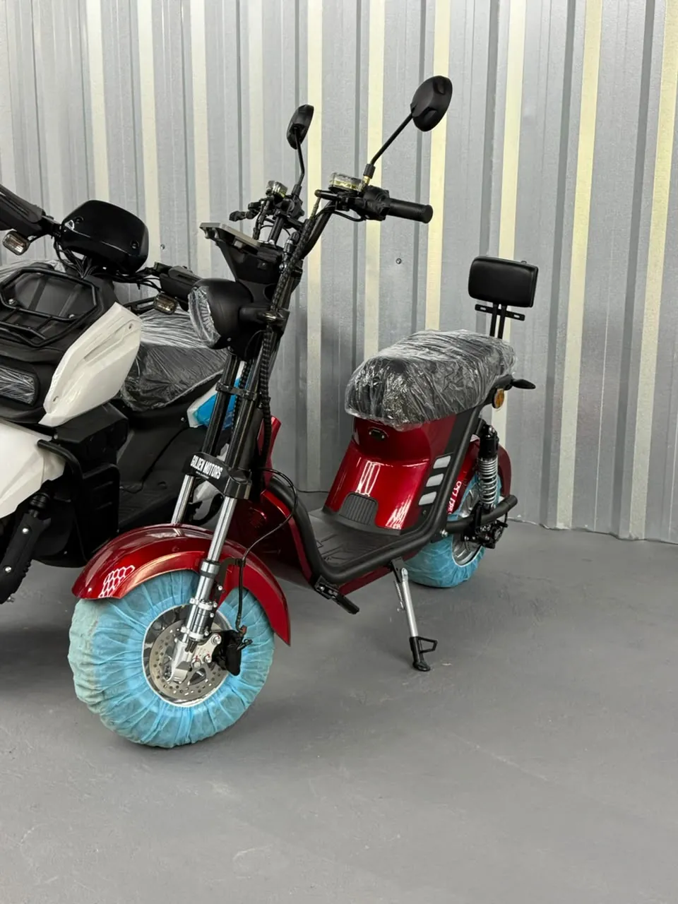Chopper elétrica vinho com pneu largo